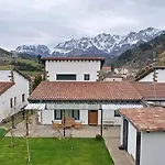 Mirando A Picos De Europa Potes