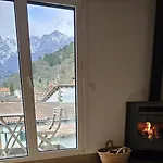 Mirando A Picos De Europa Potes