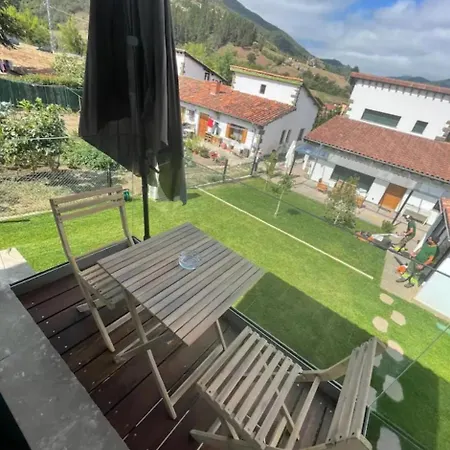 Mirando A Picos De Europa Nyaraló *