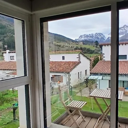 Mirando A Picos De Europa Nyaraló Potes