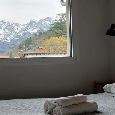Mirando A Picos De Europa Nyaraló *