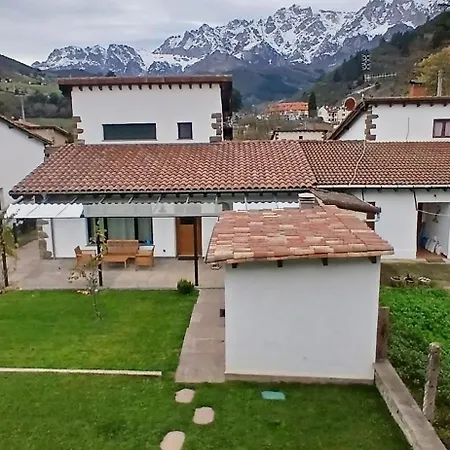 Mirando A Picos De Europa Nyaraló Potes