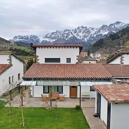 Mirando A Picos De Europa Potes