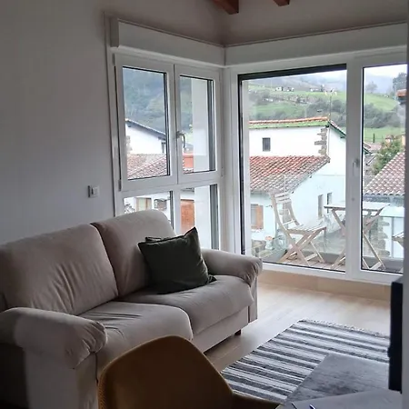 Mirando A Picos De Europa Potes