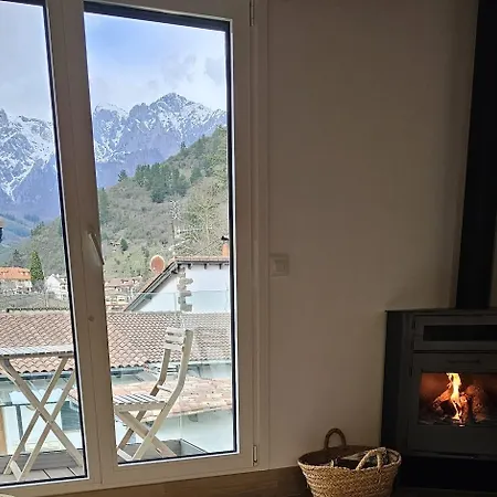 Mirando A Picos De Europa Potes