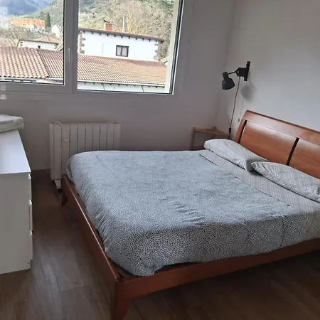 Mirando A Picos De Europa Potes