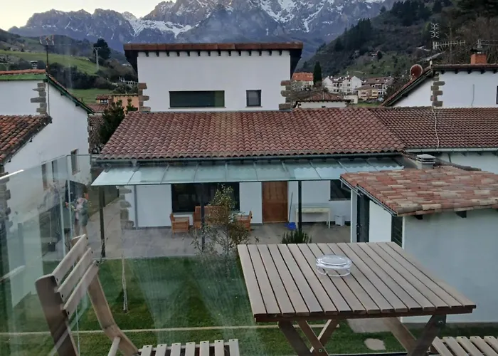 Mirando A Picos De Europa