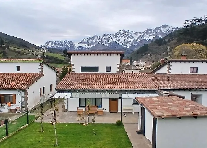 Mirando A Picos De Europa Potes
