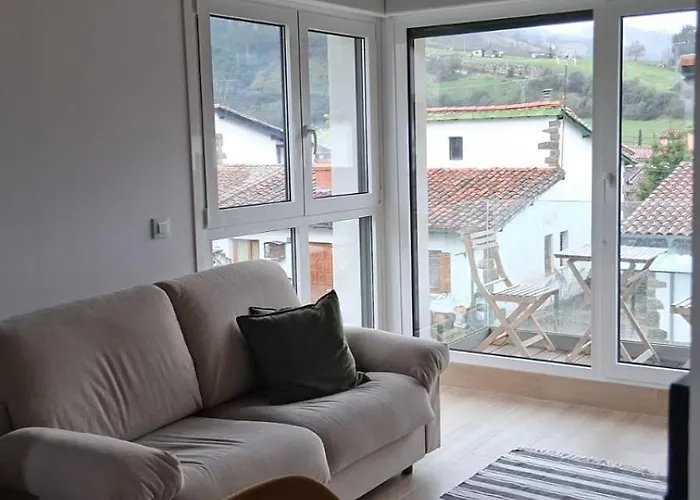 Mirando A Picos De Europa Potes