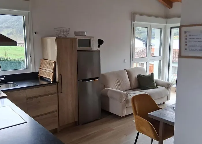 Mirando A Picos De Europa Potes