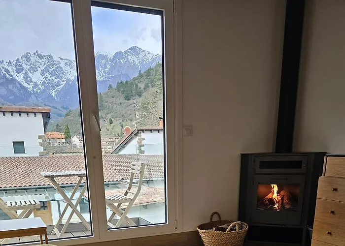 Mirando A Picos De Europa Potes