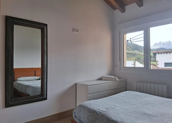 Mirando A Picos De Europa Potes